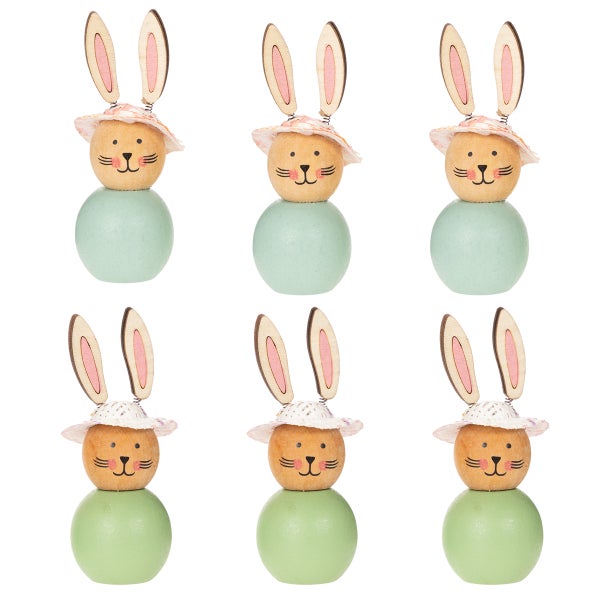 Sechs Osterhasenfiguren aus Holz mit Hüten und Ohren