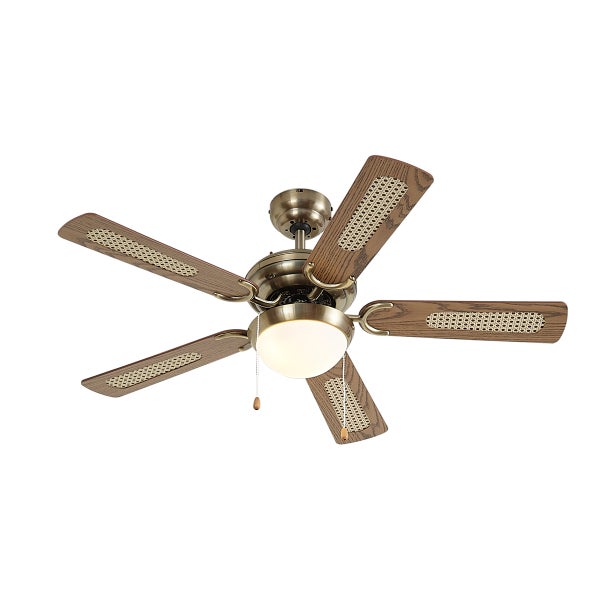 Deckenventilator mit Beleuchtung und fünf Flügeln in Holzoptik mit Geflechtseinsatz sowie Zugschaltern in messingfarbenem Design