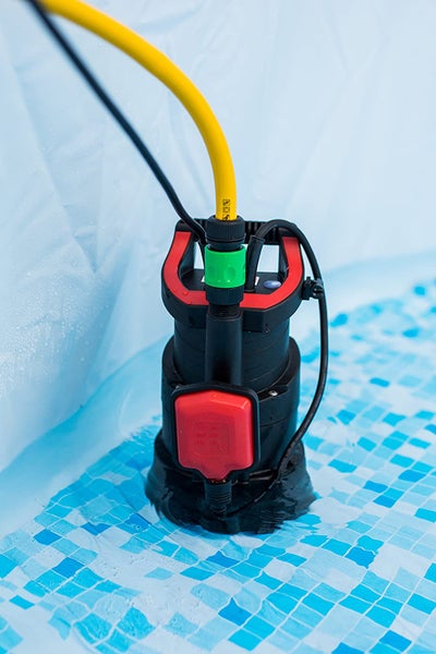 Tauchpumpe im Wasser mit gelbem Schlauch