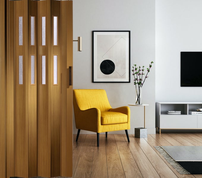 Holz Schiebetür mit Glaseinsätzen in einem Wohnzimmer