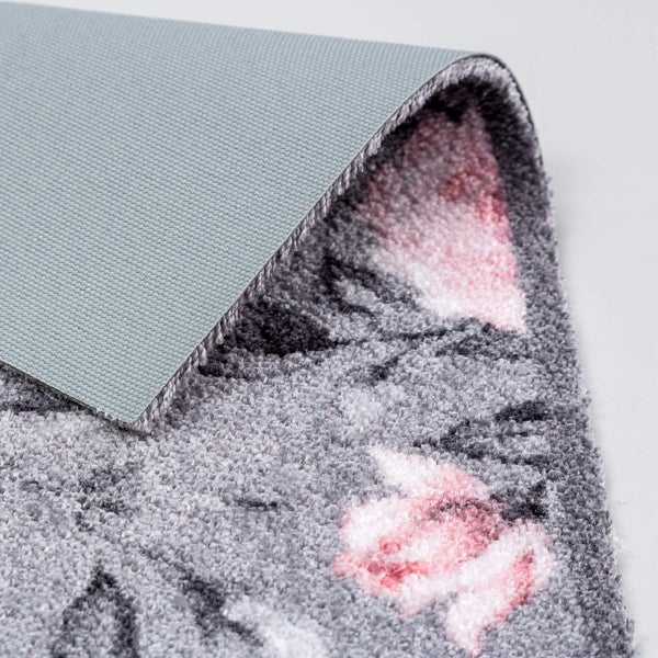 Detailansicht eines Teppichs mit Muster und grauer Rückseite