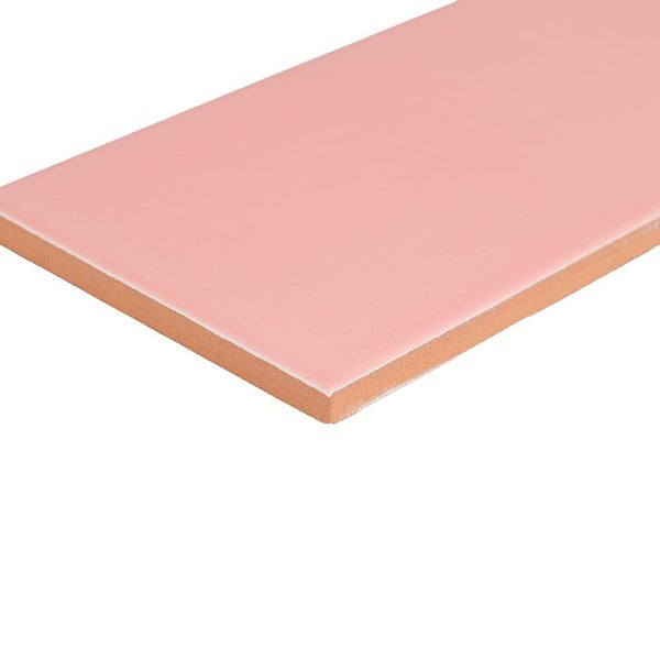 Wandfliese im rechteckigen Format mit glatter Oberfläche aus Keramik.