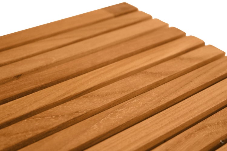 Nahaufnahme einer Holzablage mit Latten