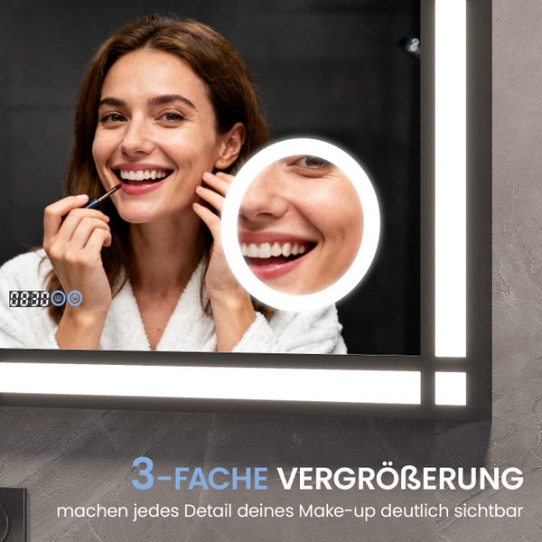 LED Badezimmerspiegel mit integrierter Uhr und dreifacher Vergrößerung im Fokusbereich für präzises Schminken in moderner Optik.