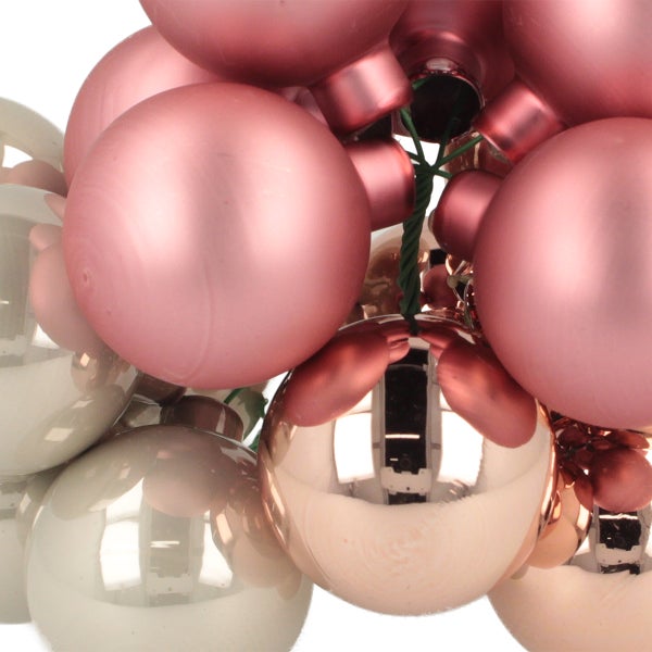 Nahaufnahme von Christbaumkugeln