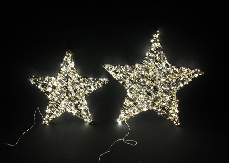Zwei beleuchtete Weihnachtssterne aus Metallgeflecht mit integrierten LED Lichtern als festliche Dekoration