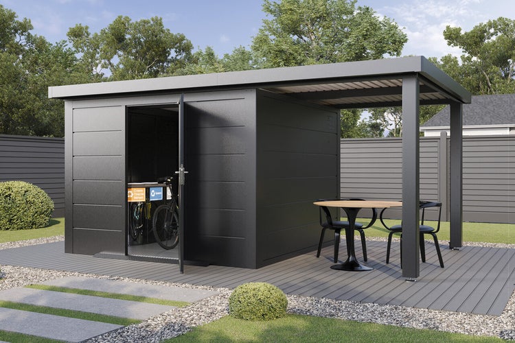 Modernes Gartenhaus aus Metall mit seitlichem Schleppdach, offener Tür, integriertem Fahrradstellplatz und Sitzbereich auf einer Holzterrasse.