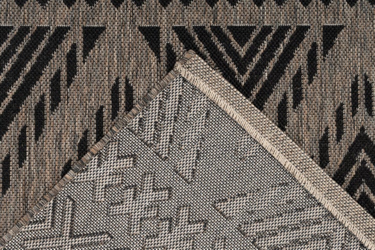 Flachgewebe-Teppich mit geometrischem Muster, Detailansicht der Oberseite und Rückseite mit gewebter Struktur.