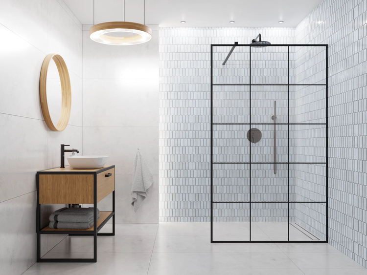Modernes Badezimmer mit ebenerdiger Dusche, schwarzer Glaswand im Gitterdesign, Holzwaschtisch mit Aufsatzbecken und rundem Holzspiegel.