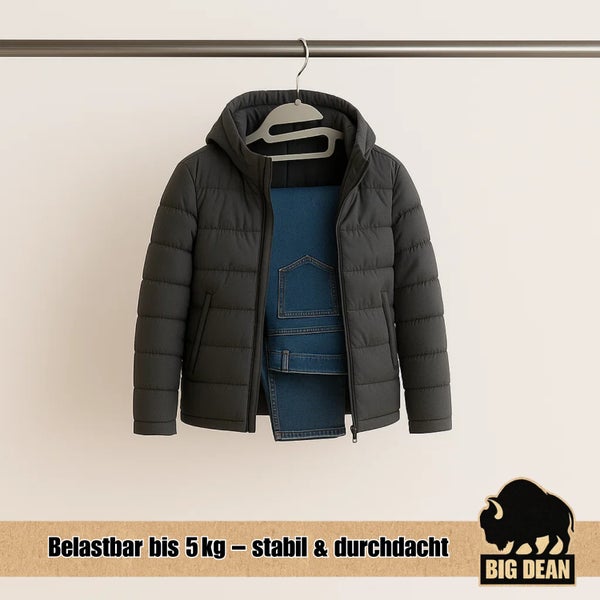 Gepolsterte Jacke mit Kapuze und Jeans auf einem Kleiderbügel