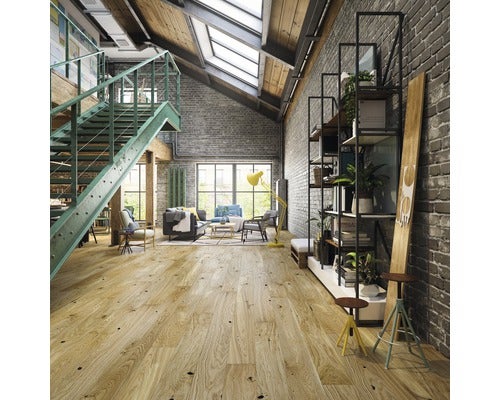 Wohnraum mit Holzboden, Treppe, Regalen und Möbeln im Loft-Stil