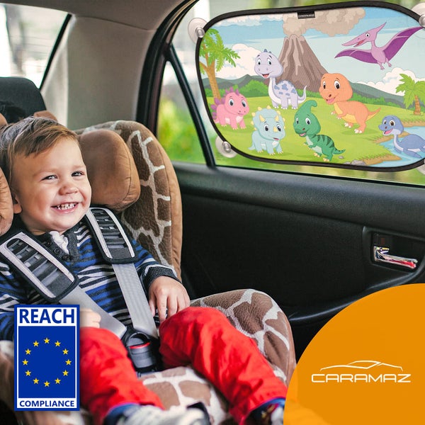 Sonnenschutz für Autofenster mit Dinosaurier-Motiv und Saugnäpfen, neben einem Kind im Kindersitz. REACH-konform. Caramaz Logo.