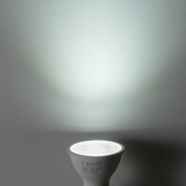 GU10 LED Reflektorlampe mit einem hellen Lichtkegel an einer Wand.