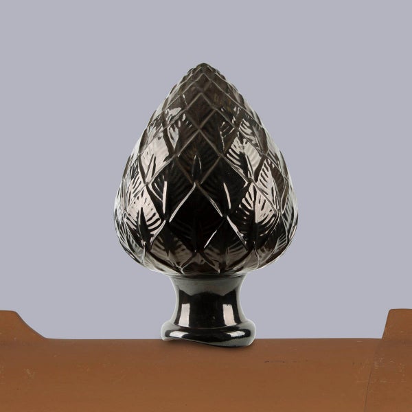 Dachschmuck Pinienzapfen aus schwarz glasierter Keramik für Firstziegel.