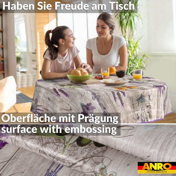 Runde Tischdecke von ANRO mit Lavendel- und Sonnenblumenmotiv, Frau und Kind am Tisch, Detailansicht der geprägten Oberfläche.
