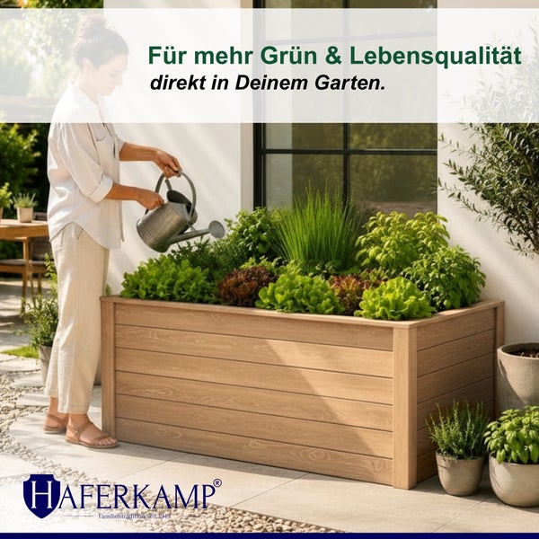 Eine Frau gießt ein großes, rechteckiges Hochbeet aus Holz, das mit Kräutern und Salat bepflanzt ist, auf einer Terrasse. Haferkamp Logo.
