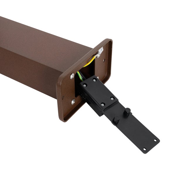 Detailansicht des Sockels einer braunen Außenleuchte mit sichtbarem Elektroanschluss und Montageplatte.