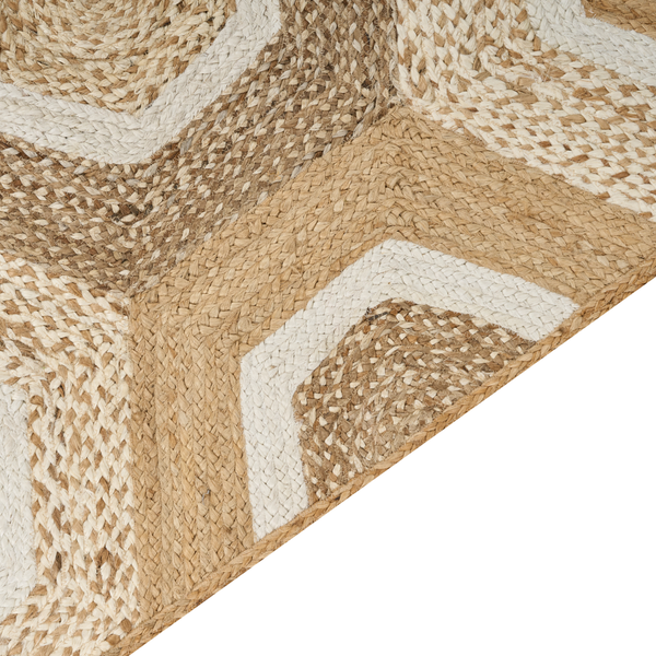 Detailansicht eines gewebten Jute-Teppichs mit geometrischem Sechseck-Muster in Naturtönen.