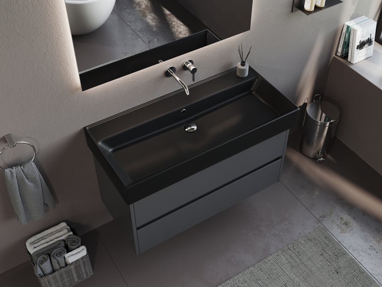 Badezimmer mit Waschbeckenunterschrank, Spiegel und Accessoires