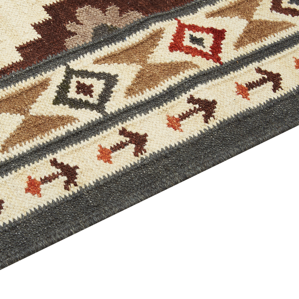 Gewebter Teppich mit geometrischem Ethno-Muster in Beige, Braun und Grau.