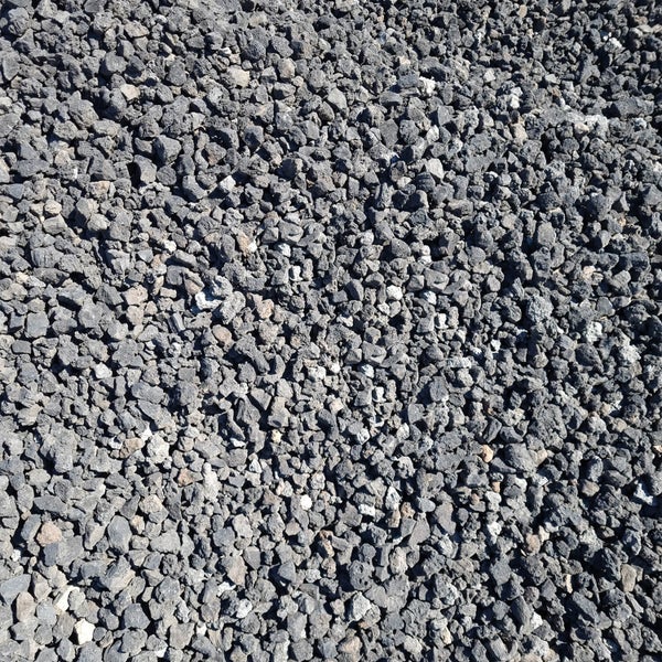 Dunkler Lavamulch für Garten und Landschaftsbau mit poröser Oberfläche.