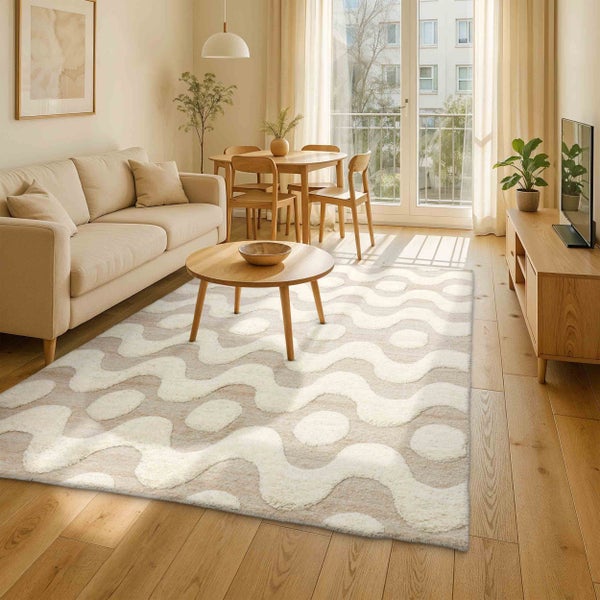 Moderner Teppich mit Wellenmuster in hellem Wohnzimmer mit Holzmöbeln und Sofa auf Holzboden.