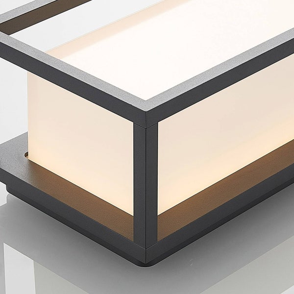 Detailansicht einer modernen rechteckigen Leuchte mit schwarzem Metallrahmen und weißem Lichtdiffusor.