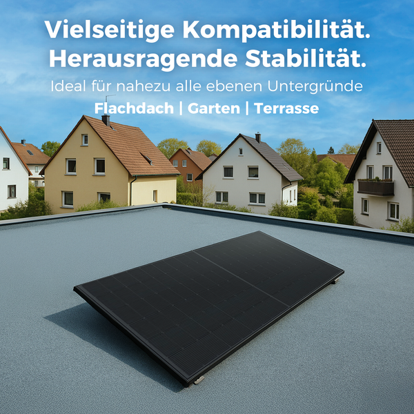 Solarpanel auf einem Flachdach montiert, geeignet für Garten und Terrasse, mit Wohnhäusern im Hintergrund.