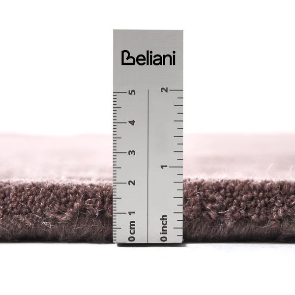 Messung der Florhöhe eines Teppichs mit einem Lineal inklusive Beliani Logo in Zentimeter und Zoll.