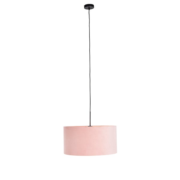 Pendelleuchte mit zylindrischem Samtschirm in Rosa und schwarzer Aufhängung.