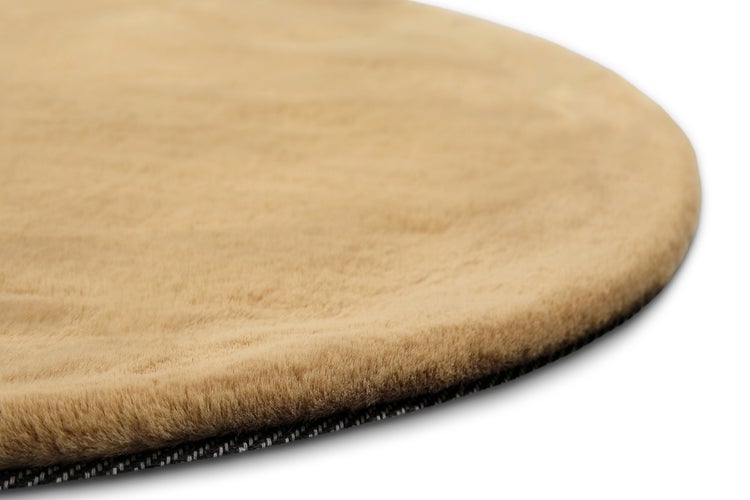 Runder Teppich aus weichem Kunstfell in Beige mit rutschfester Unterseite.
