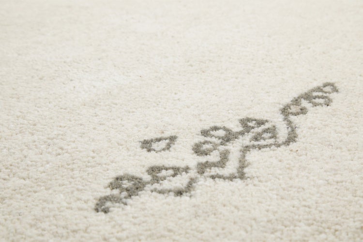 Hochflor-Teppich mit grauem Ornament-Muster in der Detailansicht.