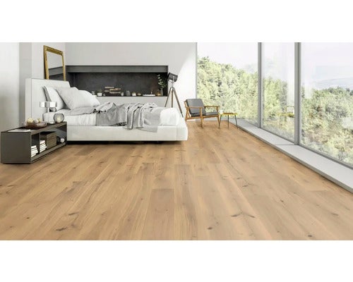 Schlafzimmer mit Holzboden und großem Fenster