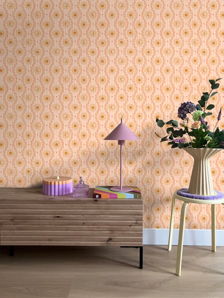 Szene mit Kommode, Dekoration, Lampe, Blumen und gemusterter Tapete für eine Inneneinrichtung