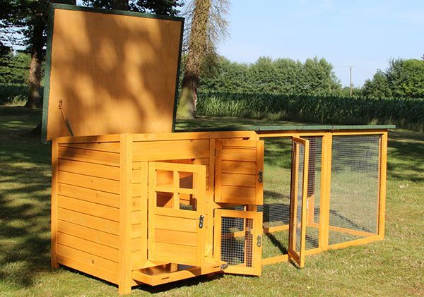 Hühnerstall aus Holz mit integriertem Auslauf, aufklappbarem Dach, mehreren Türen und ausziehbarer Reinigungsschublade im Freien.