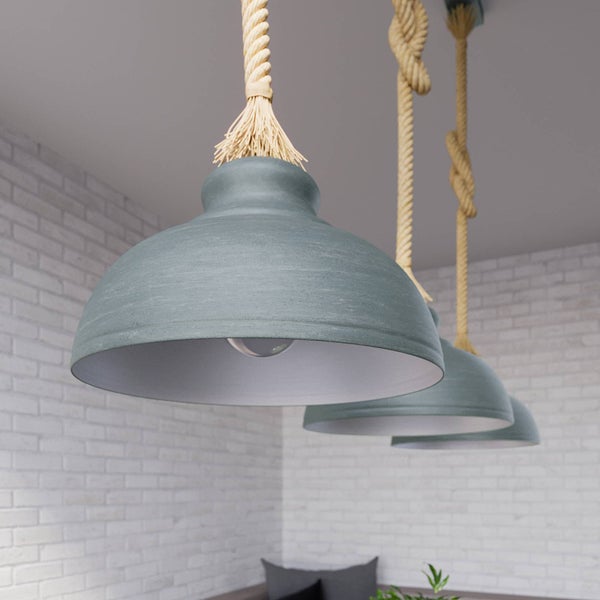 Dreiflammige Pendelleuchte mit grauen Schirmen in Betonoptik und dicken, geknoteten Hanfseilen vor einer weißen Ziegelwand.