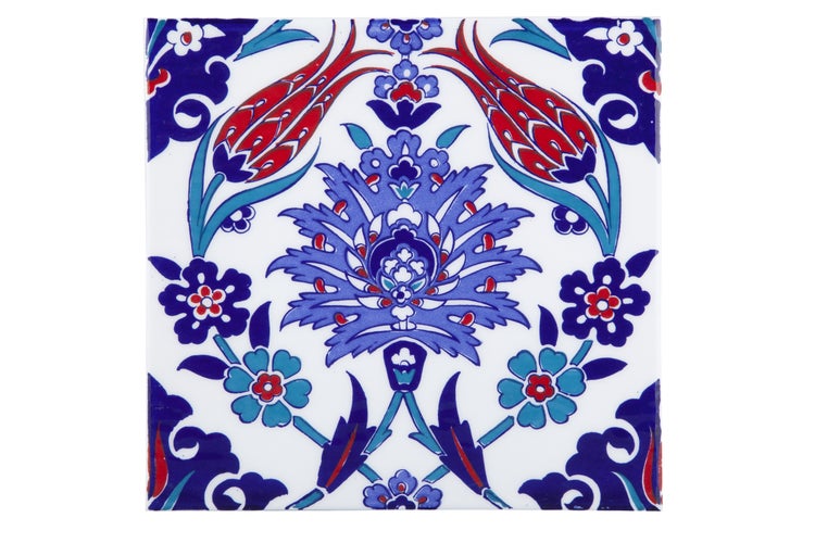 Quadratische Fliese mit blauem und rotem Blumenmuster