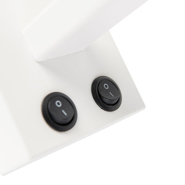 Nahaufnahme von zwei schwarzen Schaltern an einer Lampe