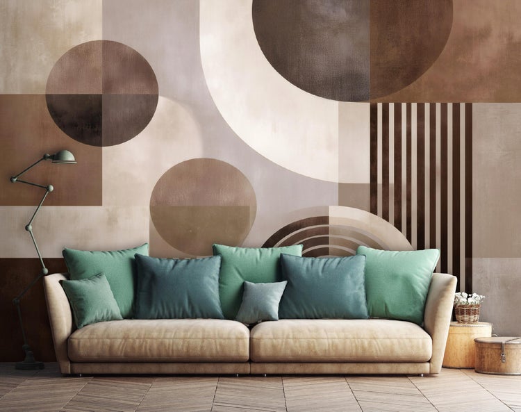 Wohnzimmer mit Sofa, Kissen, Stehlampe und geometrischer Tapete