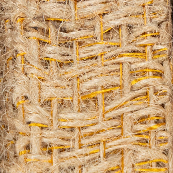 Grobes Naturfasergewebe mit gelben Fäden, Detailansicht der Textur.