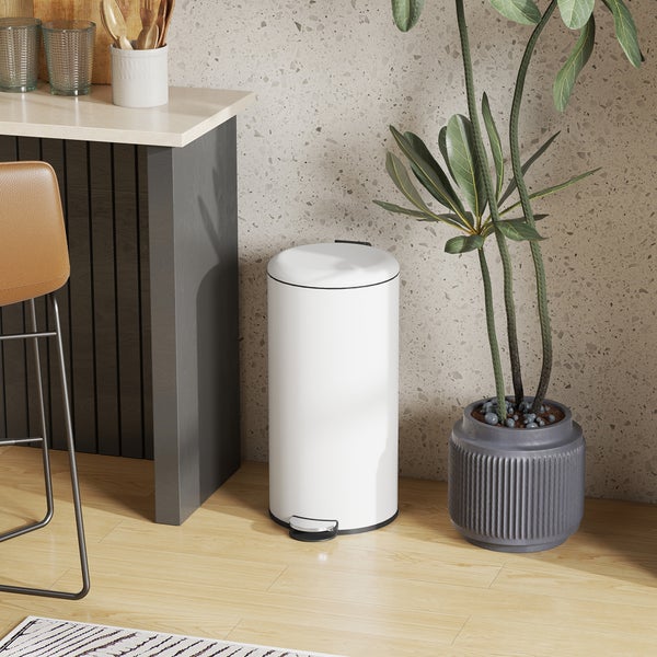 Weißer Treteimer im Küchenbereich