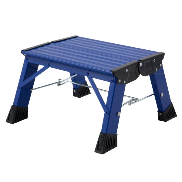 Klapptritt aus Metall mit geriffelter Trittfläche und Gummifüßen für sicheren Stand