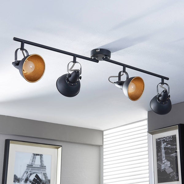 Deckenleuchte mit vier Strahlern an einer Stange im Raum