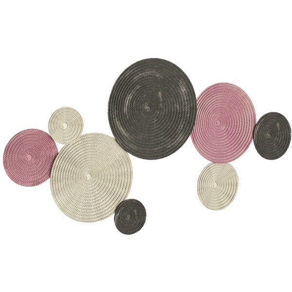 Dekorative Wanddekoration aus geflochtenen Kreisen