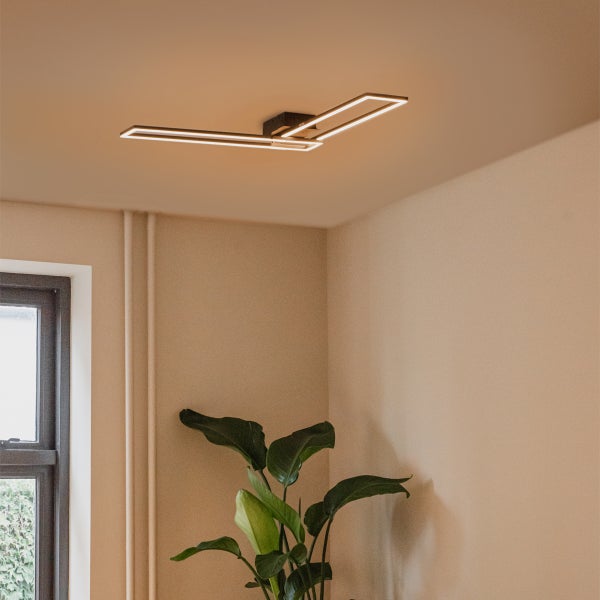 Moderne LED-Deckenleuchte mit rechteckigem Design im Raum.