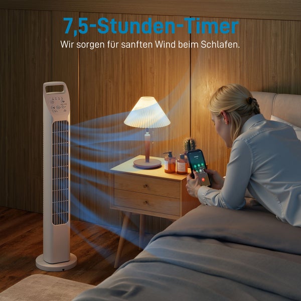 Turmventilator im Schlafzimmer mit Holzwänden neben einem Bett, zeigt den Luftstrom und Hinweis auf einen 7,5-Stunden-Timer.