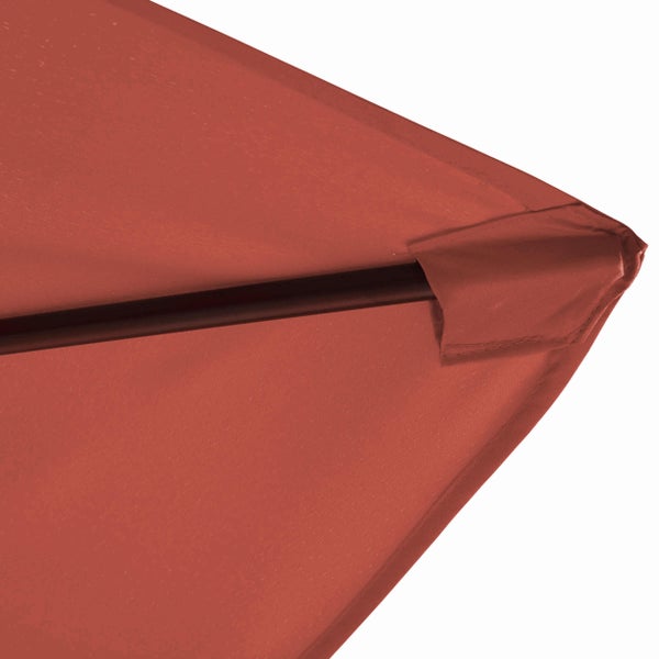 Rechteckiger Ampelschirm mit orangefarbenem Bezug und dunkelgrauem Metallgestell.