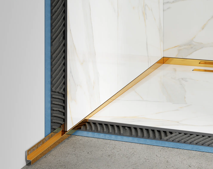 Querschnitt einer Fliesenverlegung in einer Dusche mit goldfarbenem Abschlussprofil, Fliesenkleber und Abdichtung.