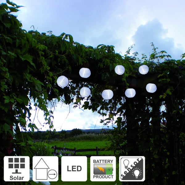 Dekorative Halloween-Szene mit Geister-Lichterkette, Keramikgeist und elektronischen Kerzen