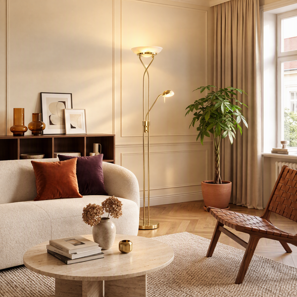 Wohnzimmer mit einer Stehleuchte mit Deckenfluter und Lesearm neben einem Sofa und einem Beistelltisch in einem modernen Einrichtungsstil